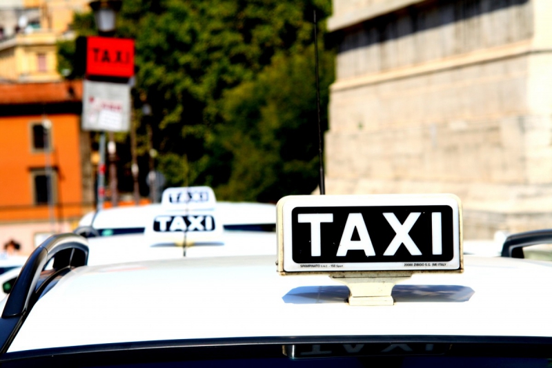 taxis-MALAUSSENE-min_taxi_auto_rome_road_white-1051610